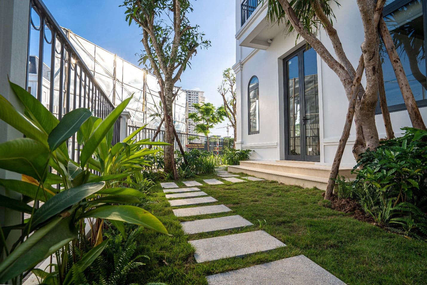 Solasta Mansion định hình không gian sống chuẩn xanh - sạch - sang cho khu Tây Hà Nội.